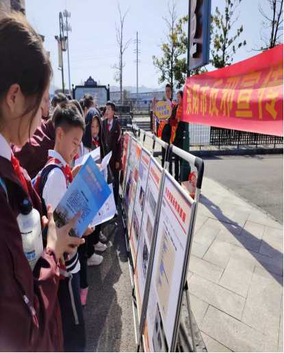 浙江省东阳市横店镇综治办走进横店梦外滩爱国主义教育基地开展反邪教宣传活动 (1)1470.png
